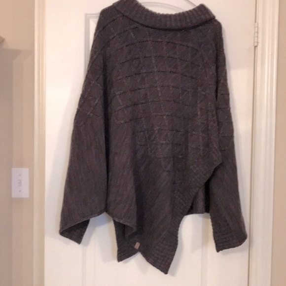 Roots Poncho - Picture 1 of 2